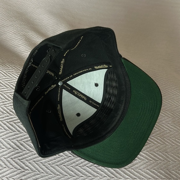 Mitchell & Ness Chicago Bulls SnapBack with leather brim. - Picture 2 of 3